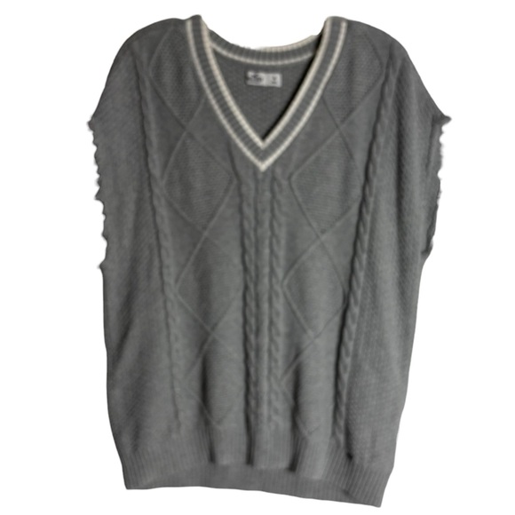 HOLLISTER Boxy V-Neck Oversized Cable Knit Sweater Vest in Gray Size Medium - Picture 2 of 9